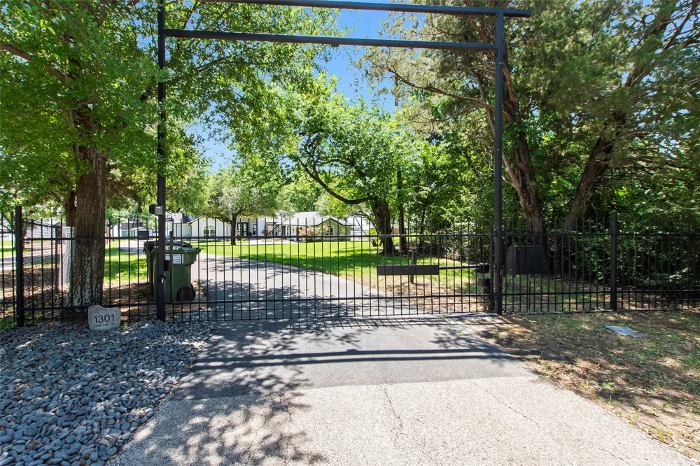 1301 Oak Hill Drive Kemp, TX 75143