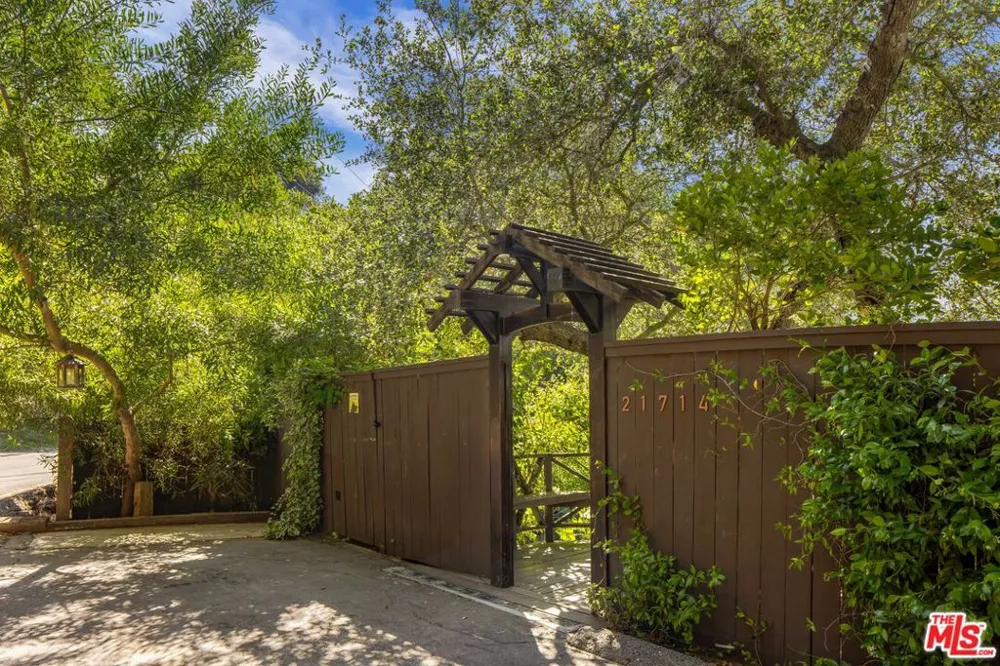 21714 Encina Road Topanga, CA 90290