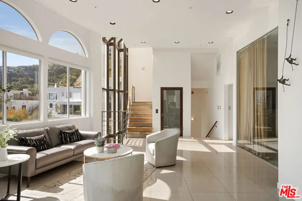8435 FRANKLIN AVENUE West Hollywood, CA 90069