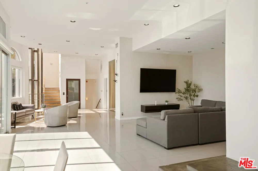 8435 FRANKLIN AVENUE West Hollywood, CA 90069