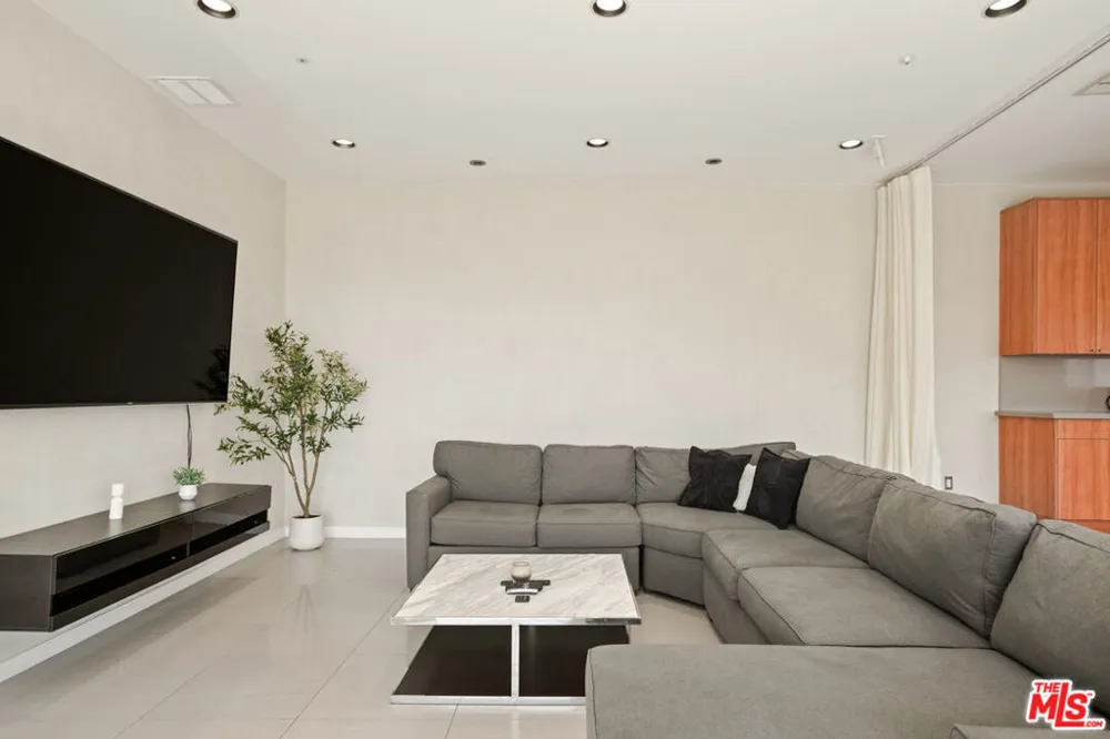 8435 FRANKLIN AVENUE West Hollywood, CA 90069