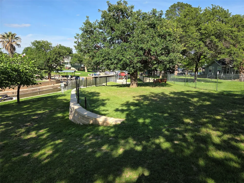203 W Lakeshore Drive Sunrise Beach, TX 78643