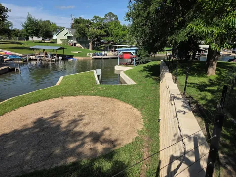 203 W Lakeshore Drive