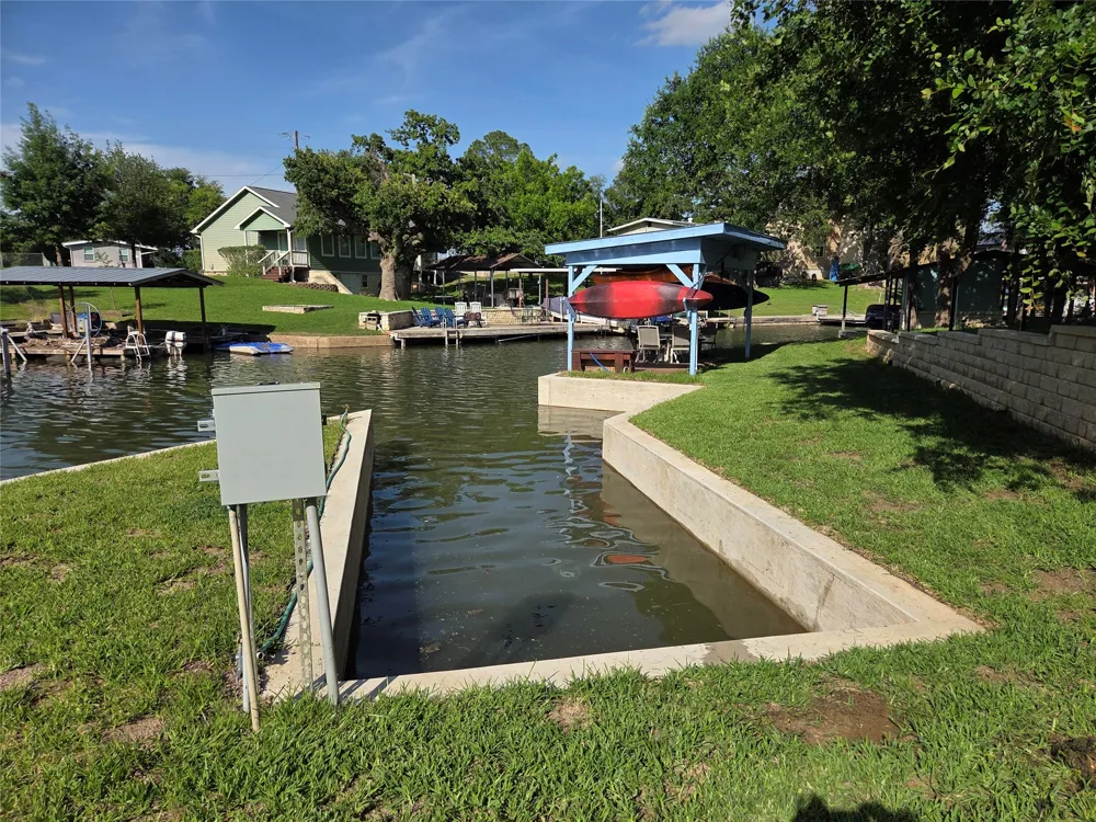 203 W Lakeshore Drive Sunrise Beach, TX 78643