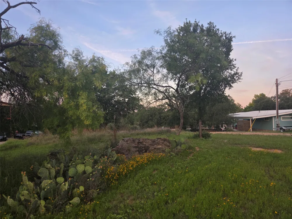 203 W Lakeshore Drive Sunrise Beach, TX 78643