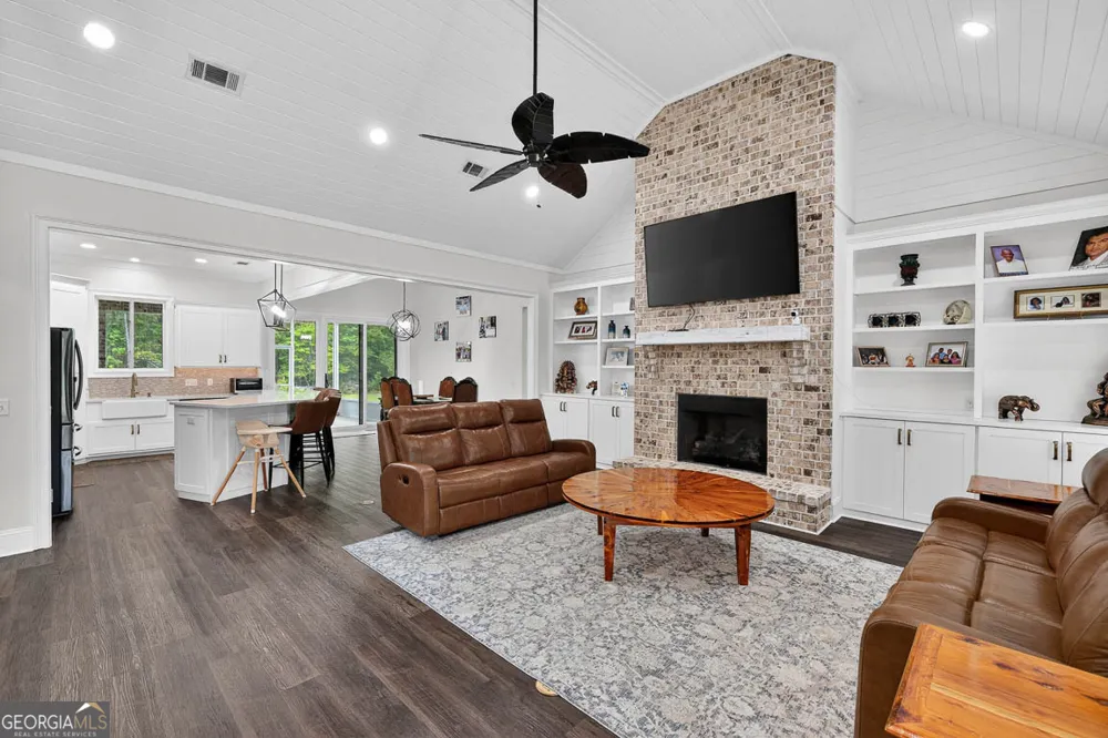 211 Sanford DR Waverly, GA 31565