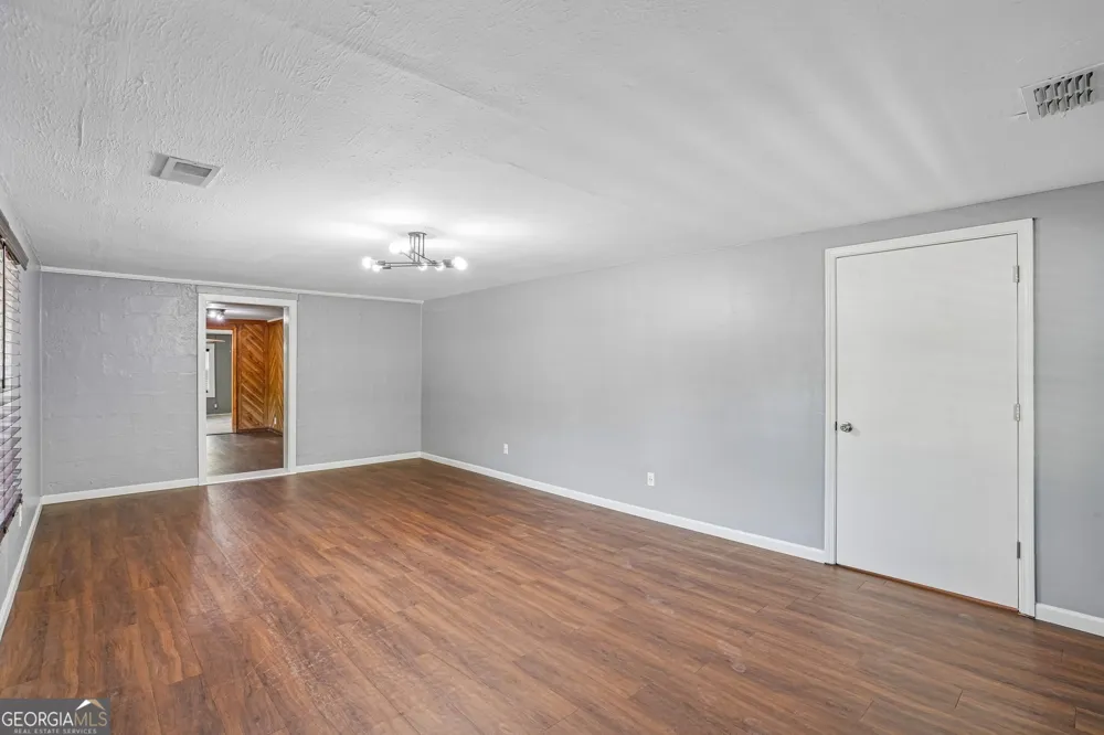 1042 Main ST Whitesburg, GA 30185