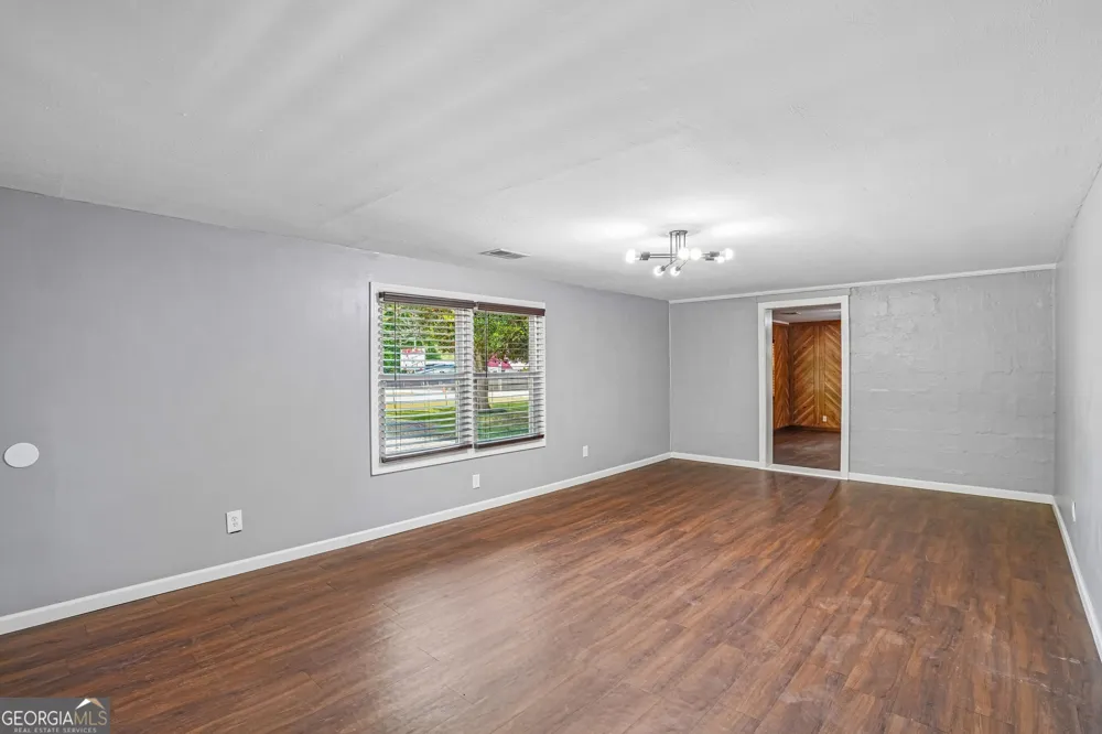 1042 Main ST Whitesburg, GA 30185