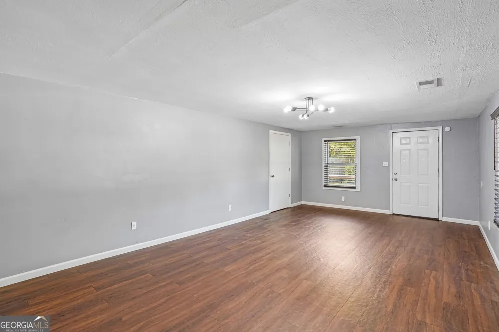 1042 Main ST Whitesburg, GA 30185