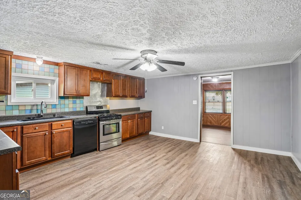 1042 Main ST Whitesburg, GA 30185
