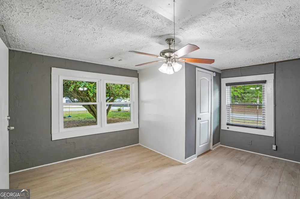 1042 Main ST Whitesburg, GA 30185