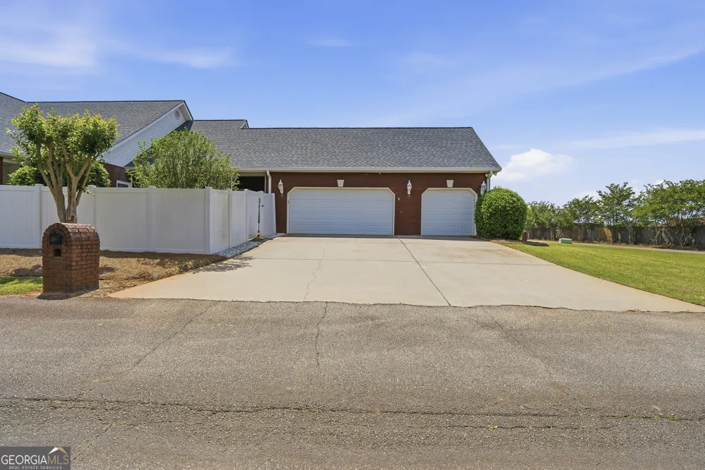 100 Jamestown CT Centerville, GA 31028