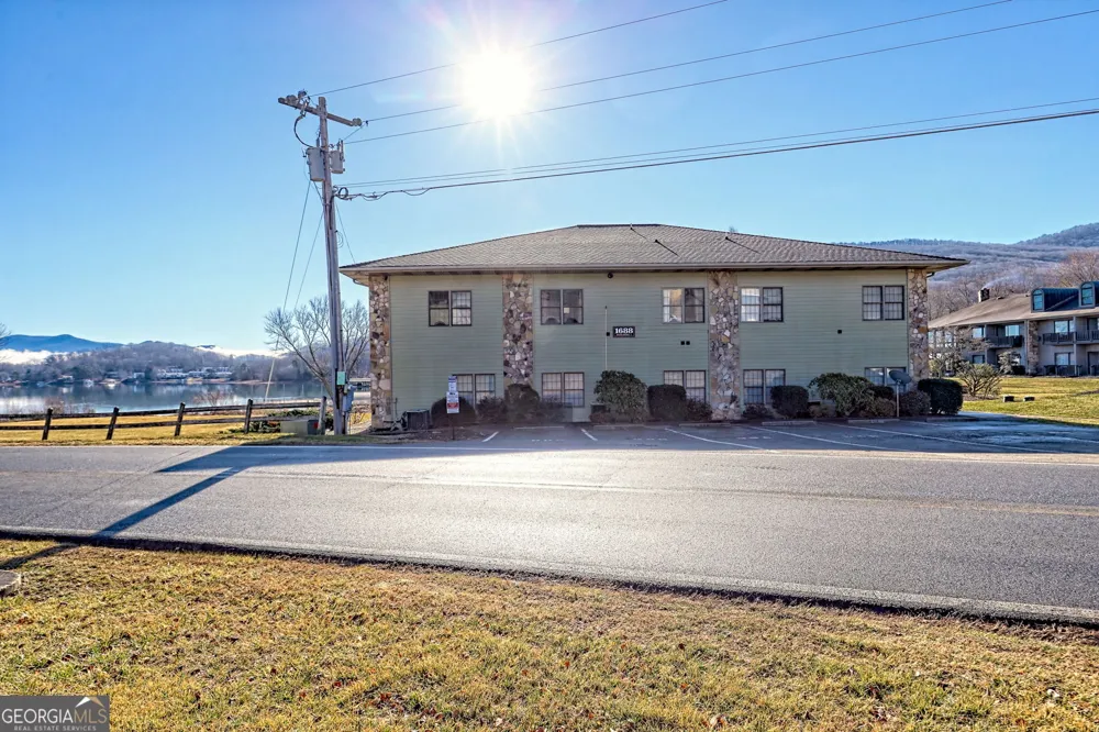 1688 Lakeview DR Young Harris, GA 30582