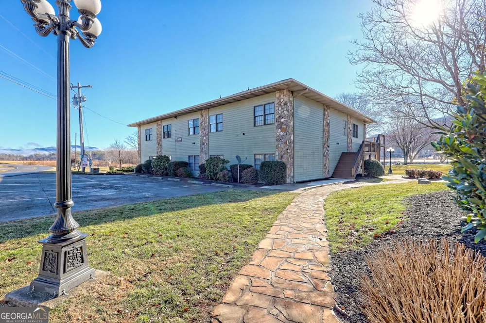 1688 Lakeview DR Young Harris, GA 30582