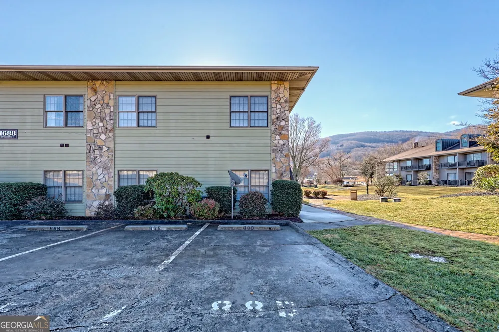 1688 Lakeview DR Young Harris, GA 30582