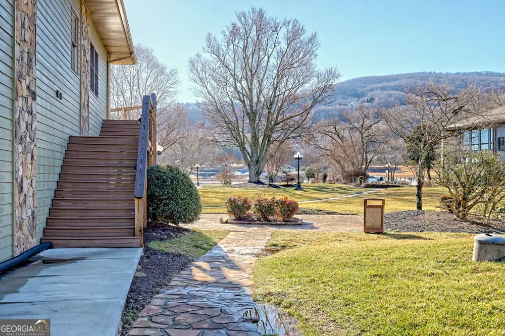 1688 Lakeview DR Young Harris, GA 30582