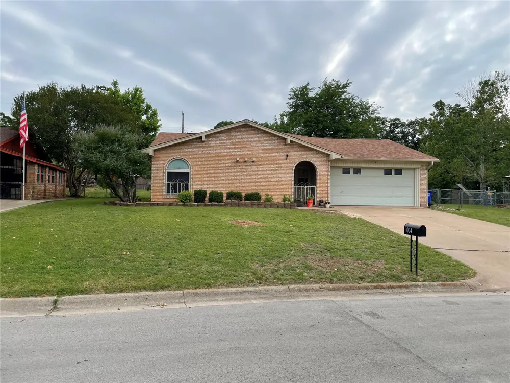 1004 Gladstone Avenue Azle, TX 76020