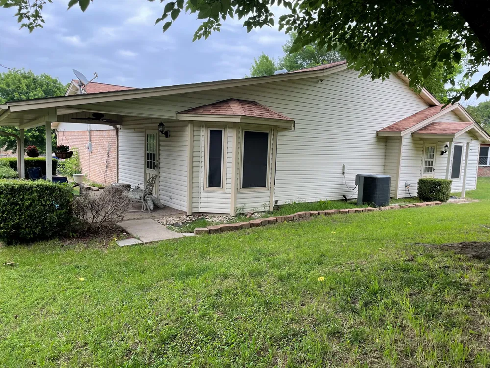 1004 Gladstone Avenue Azle, TX 76020