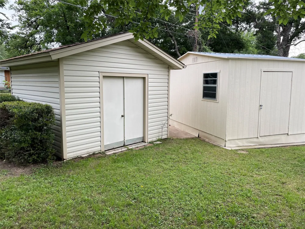 1004 Gladstone Avenue Azle, TX 76020