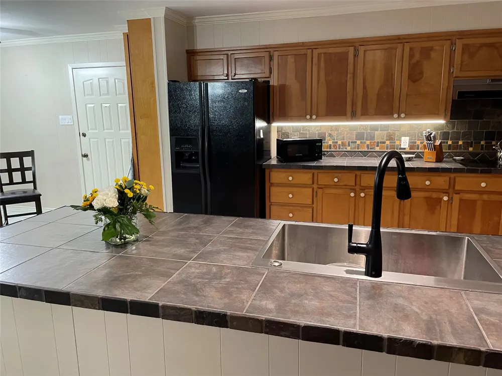 1004 Gladstone Avenue Azle, TX 76020