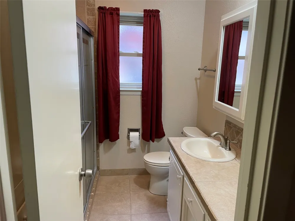 1004 Gladstone Avenue Azle, TX 76020