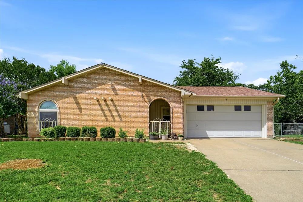 1004 Gladstone Avenue Azle, TX 76020