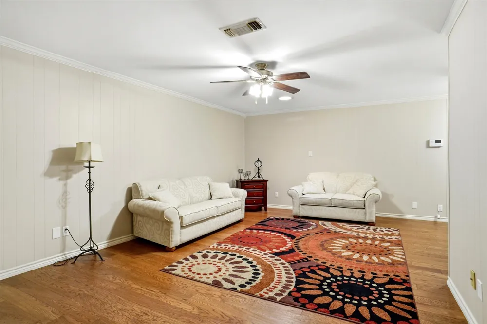 1004 Gladstone Avenue Azle, TX 76020