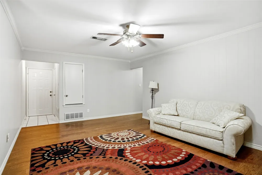 1004 Gladstone Avenue Azle, TX 76020
