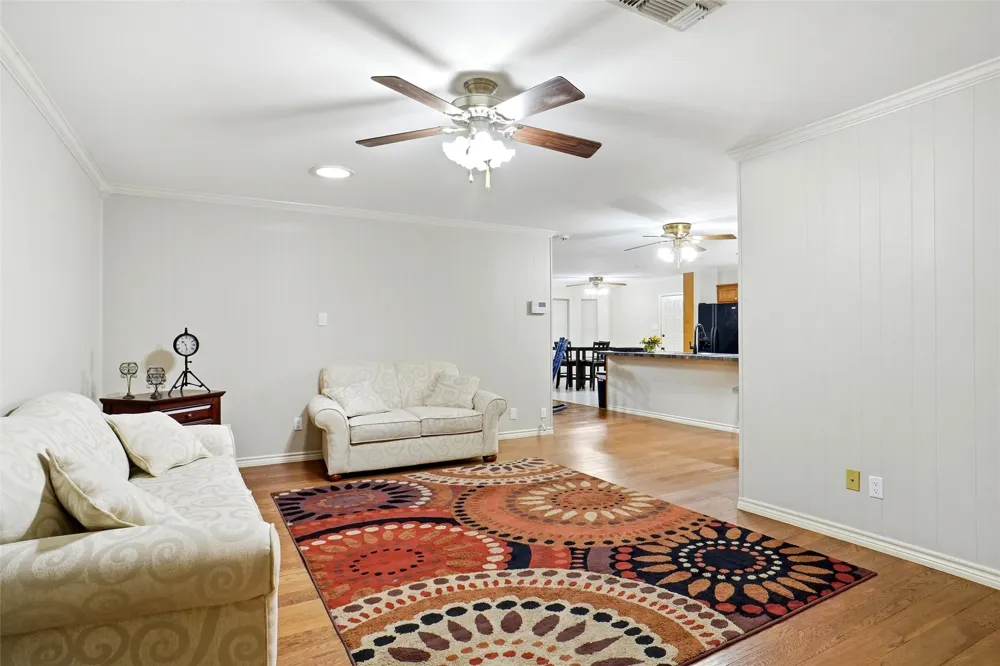 1004 Gladstone Avenue Azle, TX 76020