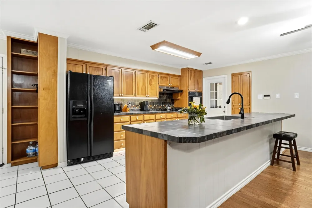 1004 Gladstone Avenue Azle, TX 76020
