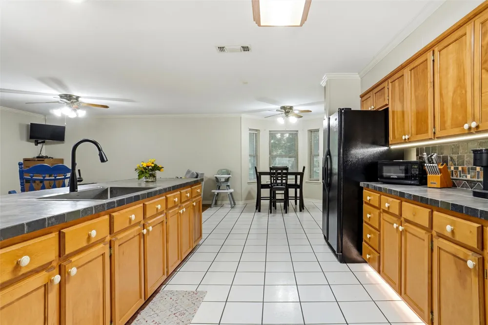 1004 Gladstone Avenue Azle, TX 76020