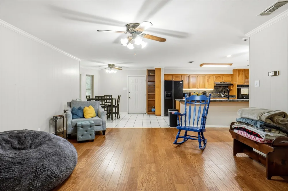 1004 Gladstone Avenue Azle, TX 76020