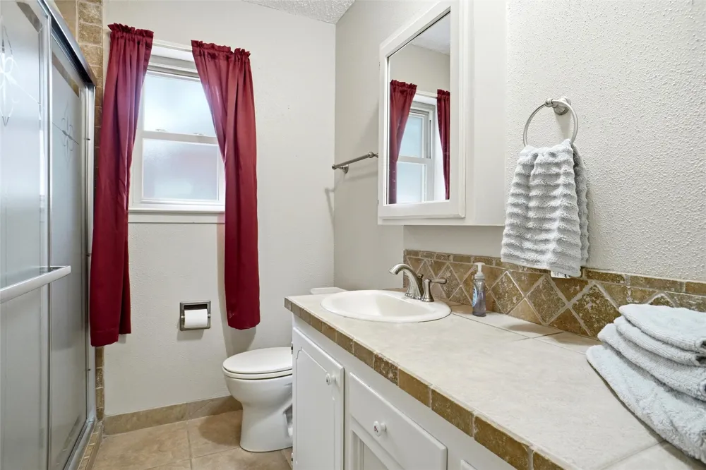 1004 Gladstone Avenue Azle, TX 76020