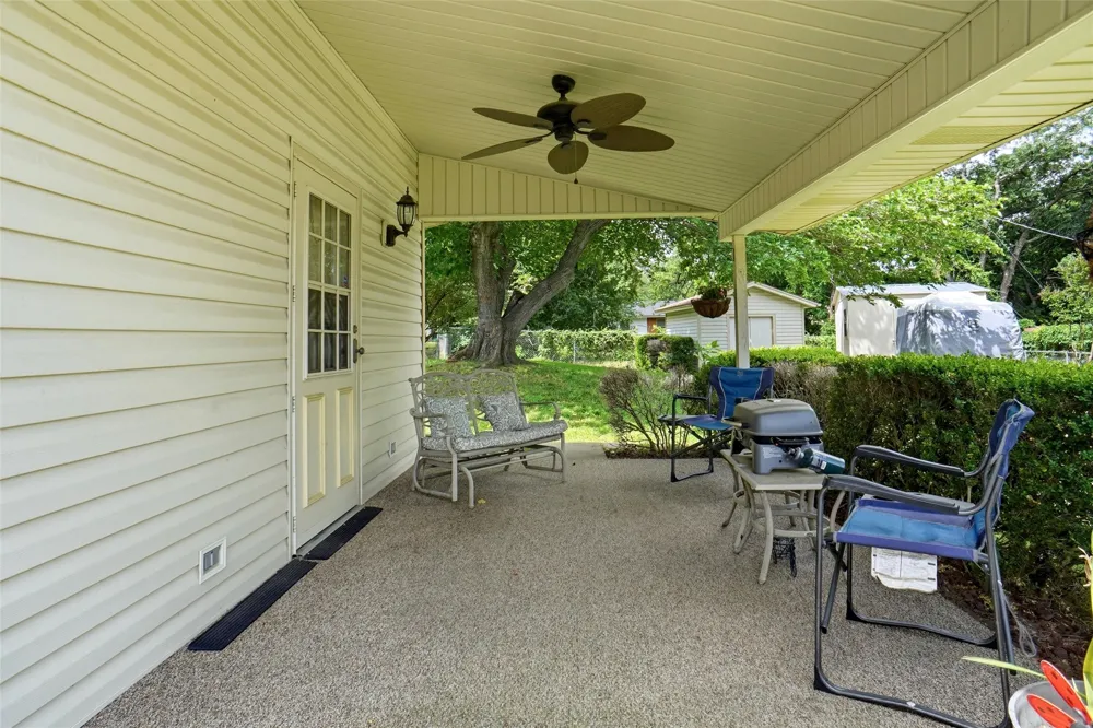 1004 Gladstone Avenue Azle, TX 76020