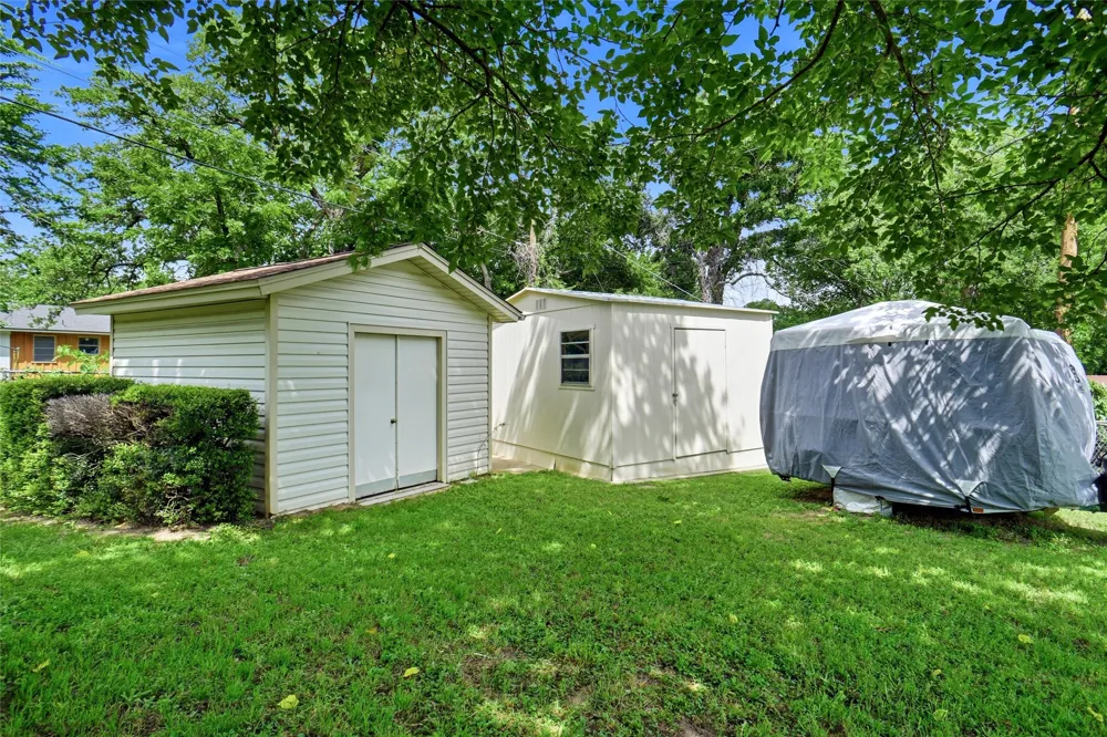 1004 Gladstone Avenue Azle, TX 76020
