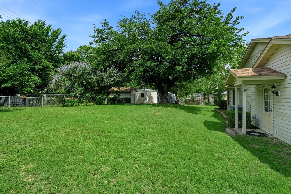 1004 Gladstone Avenue Azle, TX 76020