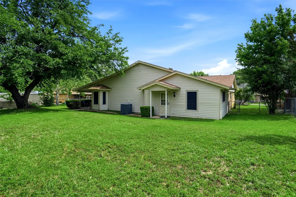 1004 Gladstone Avenue Azle, TX 76020