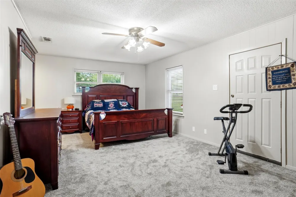 1004 Gladstone Avenue Azle, TX 76020