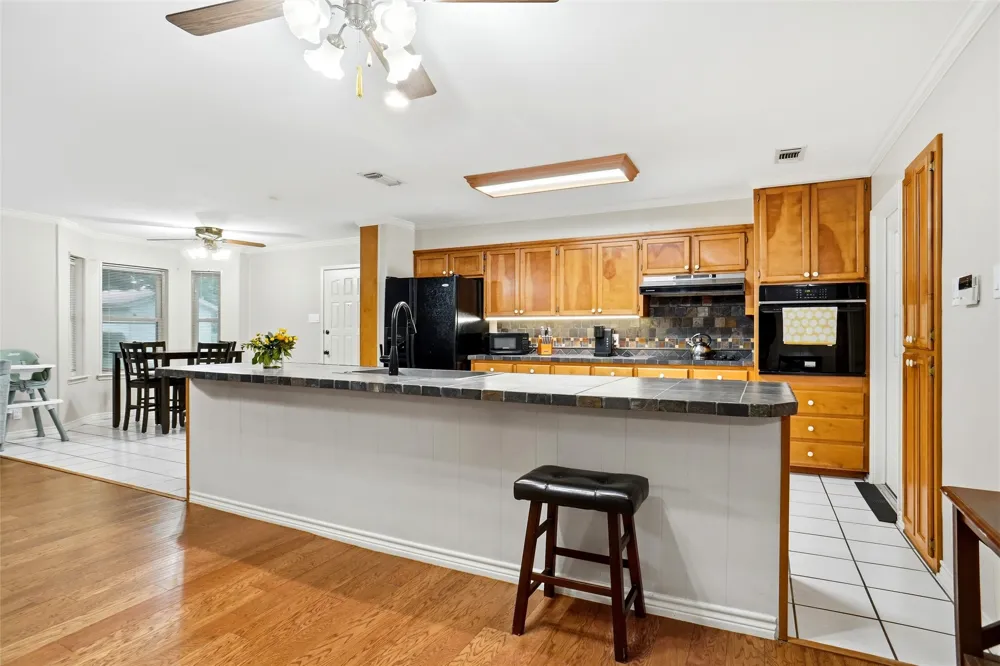 1004 Gladstone Avenue Azle, TX 76020