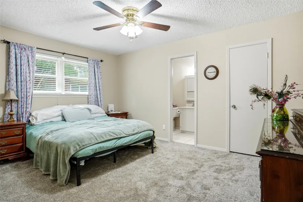 1004 Gladstone Avenue Azle, TX 76020