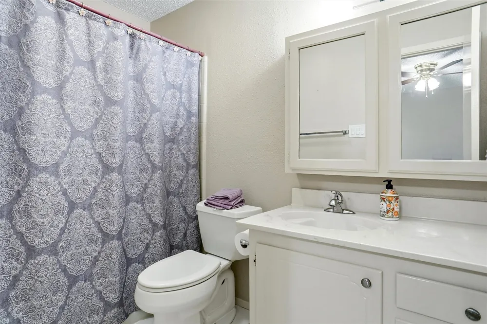 1004 Gladstone Avenue Azle, TX 76020