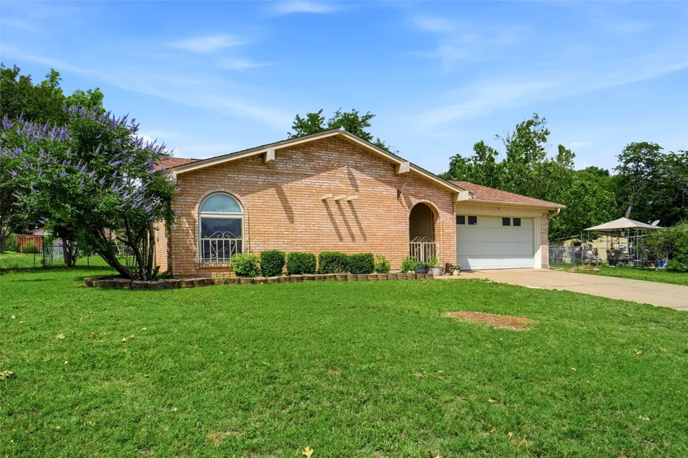 1004 Gladstone Avenue Azle, TX 76020