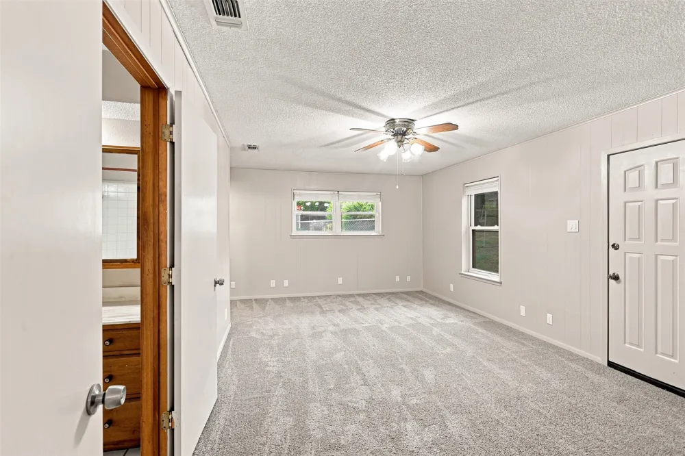 1004 Gladstone Avenue Azle, TX 76020