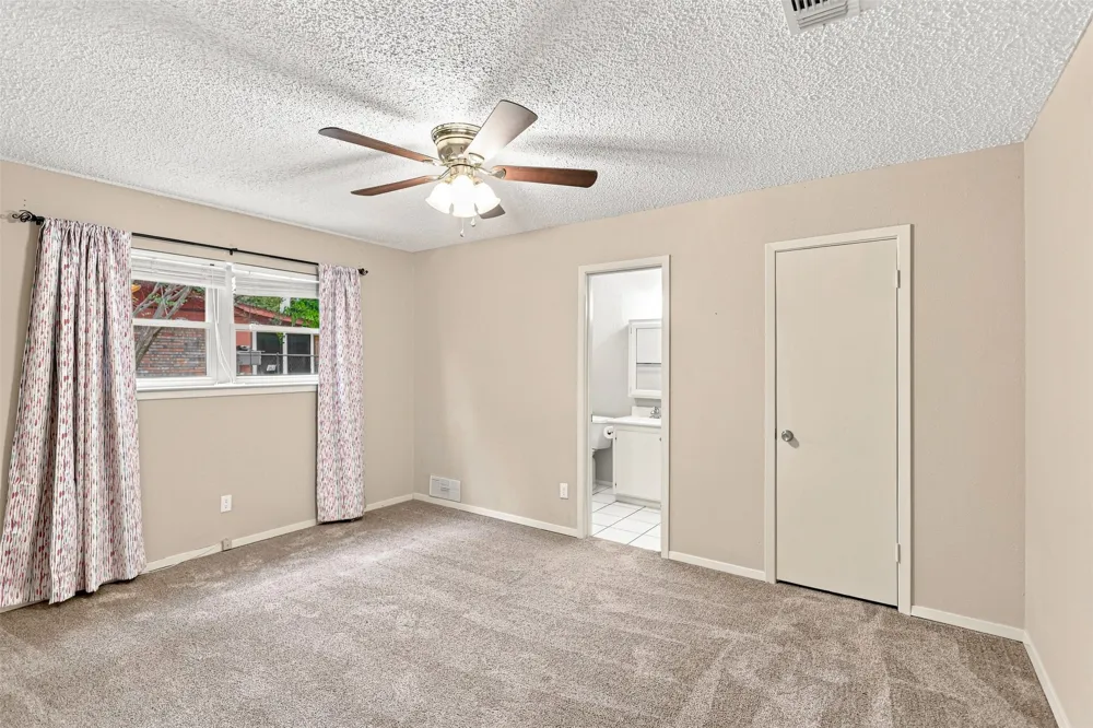 1004 Gladstone Avenue Azle, TX 76020