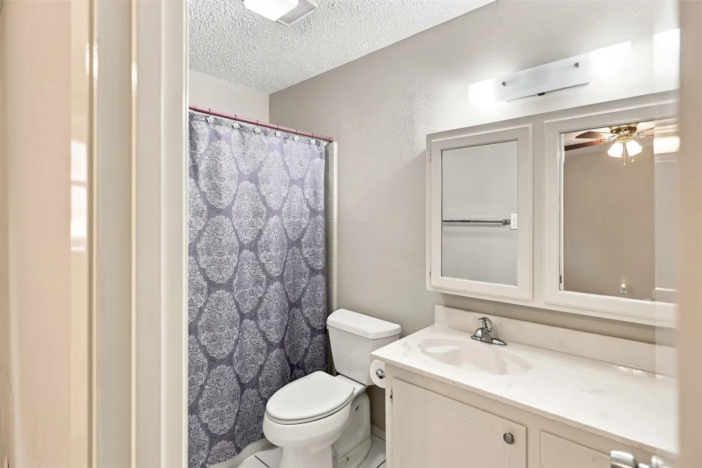 1004 Gladstone Avenue Azle, TX 76020