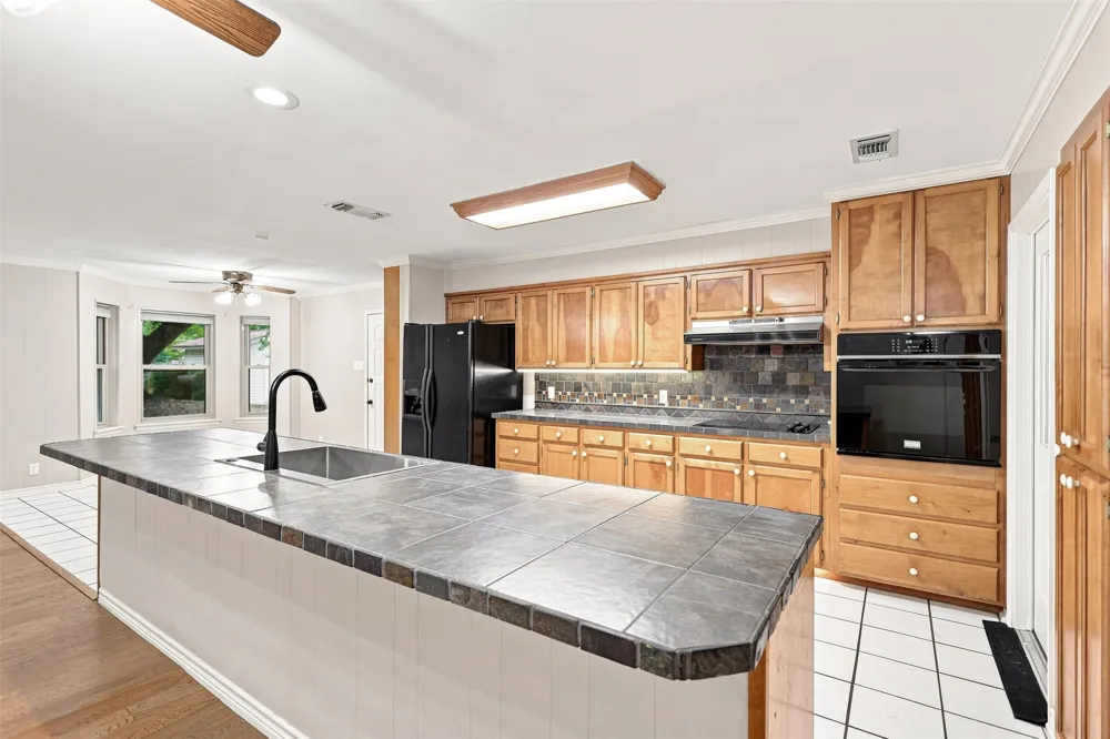1004 Gladstone Avenue Azle, TX 76020
