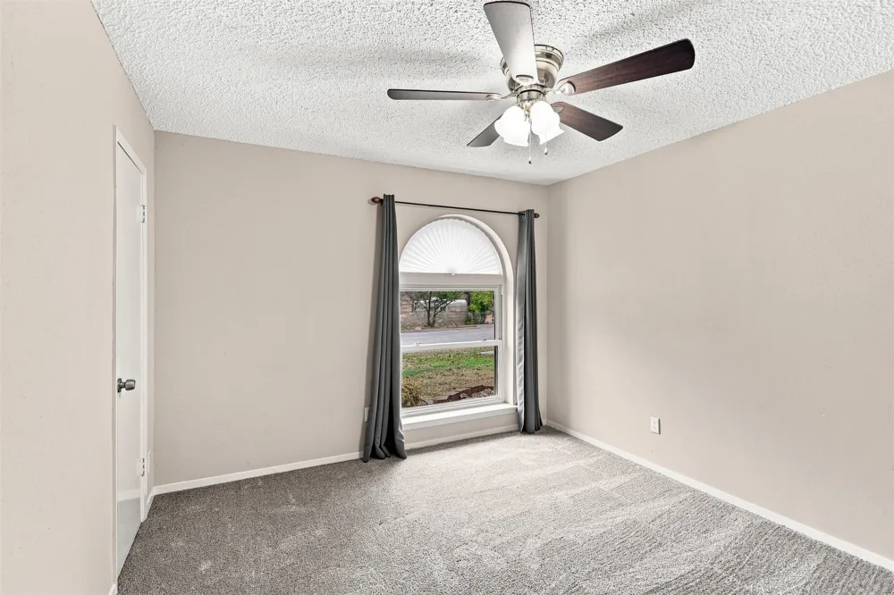 1004 Gladstone Avenue Azle, TX 76020