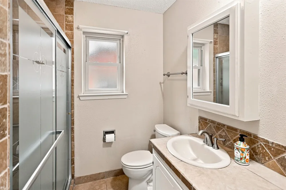 1004 Gladstone Avenue Azle, TX 76020