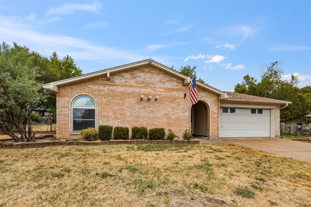1004 Gladstone Avenue Azle, TX 76020
