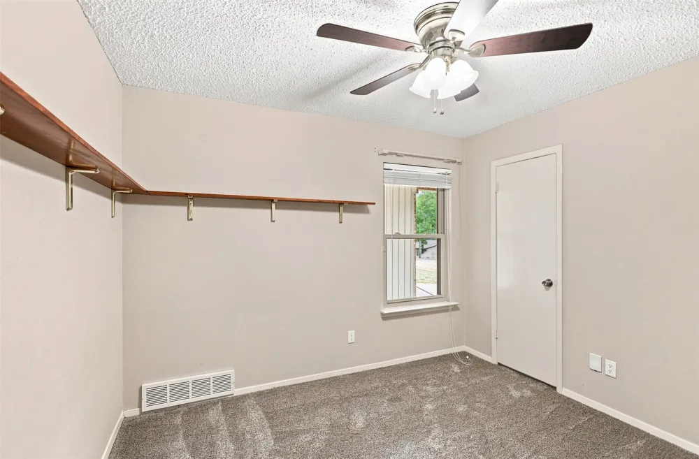 1004 Gladstone Avenue Azle, TX 76020